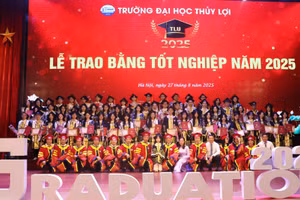 Quang cảnh buổi lễ trao bằng.