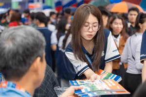 Rất nhiều phụ huynh, thí sinh đến gian hàng của ĐH Phenikaa để nghe tư vấn. Ảnh PNK.