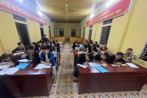 Lớp học xoá mù chữ ở Lạng Sơn được tổ chức tại nhà văn hoá thôn để thuận lợi cho người dân đến học.