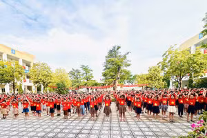 Học sinh Trường TH Đoàn Kết (phường Long Biên, TP Hà Nội) tập tiết mục văn nghệ để chuẩn bị cho Lễ khai giảng. 