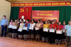 Thầy Hoà (ngoài cùng bên phải) cùng học viên lớp xoá mù chữ.