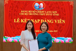 Bà Vương Xuân Thuận - Hiệu trưởng Trường THPT DTNT tỉnh Lạng Sơn cùng Kiềng Thị Thu Hương trong Lễ kết nạp Đảng viên. Ảnh NVCC.