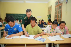 Đó là thầy Lò Văn Phích, nhân viên vận động quần chúng của Đồn Biên phòng Nậm Lạnh, BĐBP tỉnh Sơn La đang hướng dẫn bà con viết chữ.