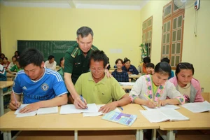 Đó là thầy Lò Văn Phích, nhân viên vận động quần chúng của Đồn Biên phòng Nậm Lạnh, BĐBP tỉnh Sơn La đang hướng dẫn bà con viết chữ.