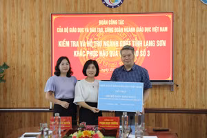 Ông Phạm Quỳnh – Phó tổng Biên tập NXBGDVN trao hỗ trợ cho Sở GDĐT tỉnh Lạng Sơn.