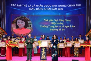 NGƯT Ngô Hồng Giang nhận Bằng khen của Thủ tướng Chính phủ.