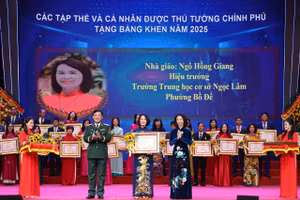 NGƯT Ngô Hồng Giang nhận Bằng khen của Thủ tướng Chính phủ.