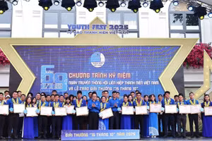 Trao giải thưởng “15 tháng 10” năm 2025.