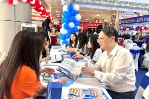 TS. Vũ Văn Ngọc trao đổi cùng sinh viên.