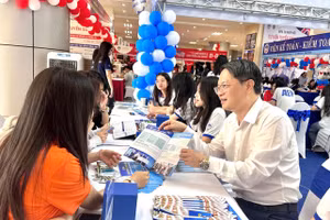 TS. Vũ Văn Ngọc trao đổi cùng sinh viên.