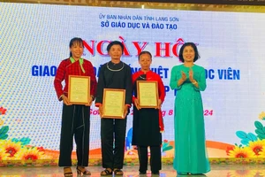 Bà Hà Thị Khánh Vân (bên phải ngoài cùng), trao chứng nhận cho học viên tham gia Ngày hội giao lưu Toán, Tiếng Việt cho học viên xoá mù chữ năm 2024.