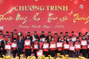 Nhà trường trao tặng 80 suất quà đến học viên, sinh viên.