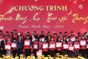 Nhà trường trao tặng 80 suất quà đến học viên, sinh viên.