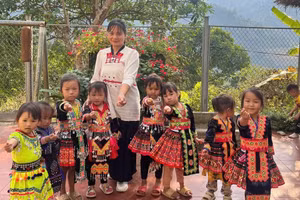 Cô Vũ Thị Hải Bình - Giáo viên Trường mầm non Trung Chải, xã Pa Tần, tỉnh Lai Châu.