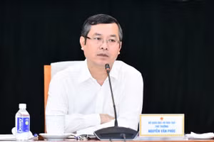 Thứ trưởng Bộ GD&ĐT Nguyễn Văn Phúc chủ trì cuộc họp.