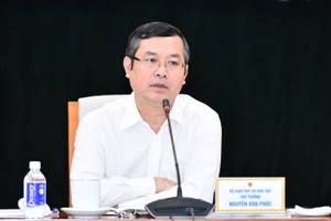 Thứ trưởng Bộ GD&ĐT Nguyễn Văn Phúc chủ trì cuộc họp.