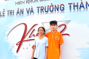 Đỗ Hữu Phước cùng mẹ. Ảnh Đức Duy.