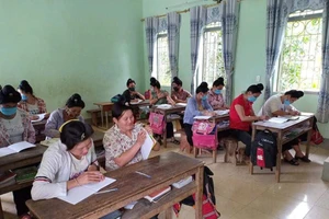 Lớp xoá mù chữ ở xã Chiềng Sinh, tỉnh Điện Biên.