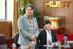 PGS Nguyễn Thành Vinh, giảng viên Đại học New South Wales (Australia) tham dự gặp mặt các nhà khoa học doanh nhân, kiều bào ở nước ngoài về thăm và làm việc. Ảnh: Duy Thành.