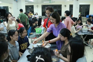 Cô Vương Xuân Thuận, Hiệu trưởng Trường THPT DTNT tỉnh Lạng Sơn đến động viên học trò những ngày diễn ra kỳ thi cần nghỉ ngơi để đảm bảo sức khoẻ.