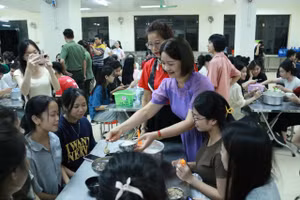 Cô Vương Xuân Thuận, Hiệu trưởng Trường THPT DTNT tỉnh Lạng Sơn đến động viên học trò những ngày diễn ra kỳ thi cần nghỉ ngơi để đảm bảo sức khoẻ.