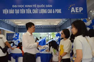 TS Bùi Văn Ngọc - Viện trưởng Viện đào tạo tiên tiến, chất lượng cao và POHE tư vấn cho phụ huynh, học sinh. Ảnh NC.