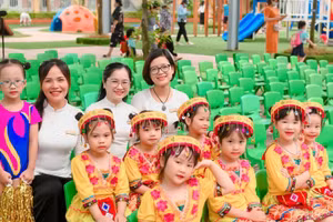 Cô Hồng Nhung (ngoài cùng bên phải) cùng hoc trò và đồng nghiệp của mình.