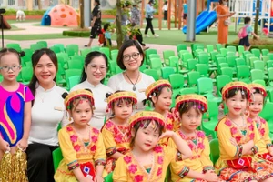 Cô Hồng Nhung (ngoài cùng bên phải) cùng hoc trò và đồng nghiệp của mình.