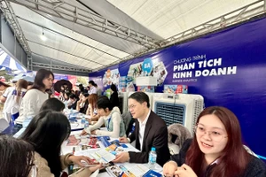 TS.Vũ Văn Ngọc - Viện trưởng Viện Đào tạo Tiên tiến, Chất lượng cao và POHE, ĐH Kinh tế Quốc dân tư vấn tuyển sinh cho thí sinh, phụ huynh. Ảnh NC.