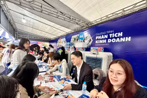 TS.Vũ Văn Ngọc - Viện trưởng Viện Đào tạo Tiên tiến, Chất lượng cao và POHE, ĐH Kinh tế Quốc dân tư vấn tuyển sinh cho thí sinh, phụ huynh. Ảnh NC.