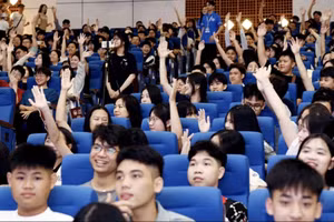 Học sinh tham gia trải nghiệm một ngày là sinh viên Kinh tế Quốc dân.