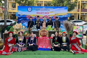 Trường THPT Dân tộc Nội trú tỉnh Lạng Sơn mặc trang phục dân tộc của mình.