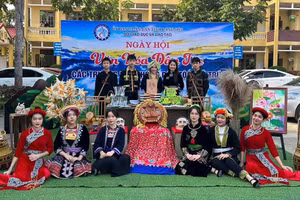 Trường THPT Dân tộc Nội trú tỉnh Lạng Sơn mặc trang phục dân tộc của mình.