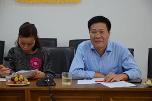 Ông Nguyễn Nho Huy – Phó vụ trưởng Vụ Công tác học sinh sinh viên, Bộ GD&ĐT trao đổi tại buổi chấm vòng chung khảo.