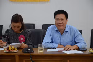 Ông Nguyễn Nho Huy – Phó vụ trưởng Vụ Công tác học sinh sinh viên, Bộ GD&ĐT trao đổi tại buổi chấm vòng chung khảo.