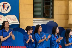 Thanh niên tình nguyện lan tỏa năng lượng tích cực cho sĩ tử