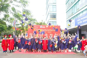 Hơn 200 tân cử nhân, đồng thời thể hiện tinh thần bền bỉ, bản lĩnh và khát vọng vươn lên của thế hệ sinh viên Hoa Sen College.