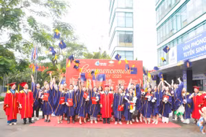 Hơn 200 tân cử nhân, đồng thời thể hiện tinh thần bền bỉ, bản lĩnh và khát vọng vươn lên của thế hệ sinh viên Hoa Sen College.
