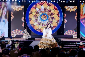 Các trang phục dạ hội được thiết kế và lên ý tưởng từ những học sinh phổ thông.