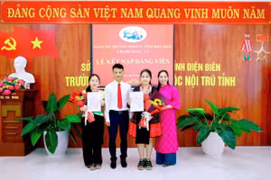 Hồ Thị Vân (thứ hai từ phải sang) trong lễ kết nạp Đảng.