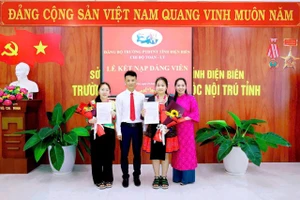 Hồ Thị Vân (thứ hai từ phải sang) trong lễ kết nạp Đảng.