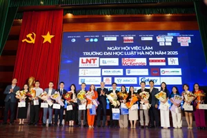 Đại diện lãnh đạo Nhà trường và các đơn vị sử dụng lao động tại Ngày Hội việc làm Trường Đại học Luật Hà Nội năm 2025.