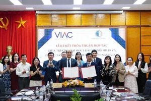 Quang cảnh lễ ký kết.