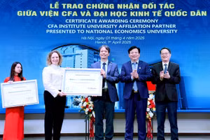 Đại diện Viện CFA trao chứng nhận đối tác cho Đại học Kinh tế Quốc dân.