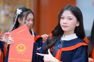 Lang Thị Nguyệt Nhi (học sinh lớp 12A5, Trường PTTH DTNT tỉnh Nghệ An).