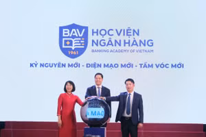 Ban lãnh đạo Học viện Ngân hàng ấn nút công bố hệ thống nhận diện thương hiệu mới.