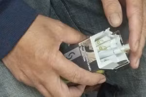 Nhiều người vẫn còn thói quen sử dụng thuốc lá. Ảnh Quỳnh Chi.