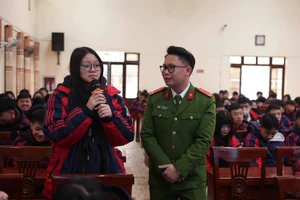 Trung tâm GDTX-Tin học và Ngoại ngữ tỉnh Lạng Sơn phối hợp với công an để tuyên truyền, giáo dục cho học viên. Ảnh NTCC.