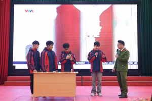 Học viên Trung tâm GDTX-Tin học và Ngoại ngữ tỉnh Lạng Sơn tìm hiểu về tác hại của thuốc lá, thuốc lá điện tử. Ảnh NTCC.