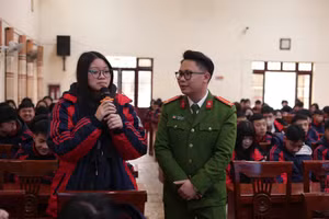 Trung tâm GDTX-Tin học và Ngoại ngữ tỉnh Lạng Sơn phối hợp với công an để tuyên truyền, giáo dục cho học viên. Ảnh NTCC.